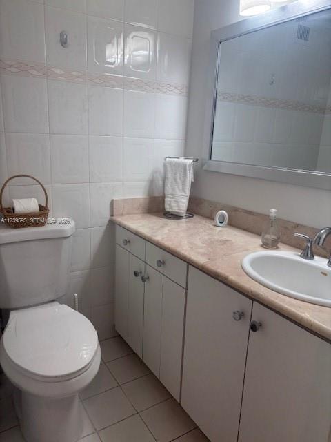 100 Lincoln Road, Unit 821 Miami Beach, FL 33139 - Photo 11 of 33 a bathroom with a granite countertop toilet sink and mirror
