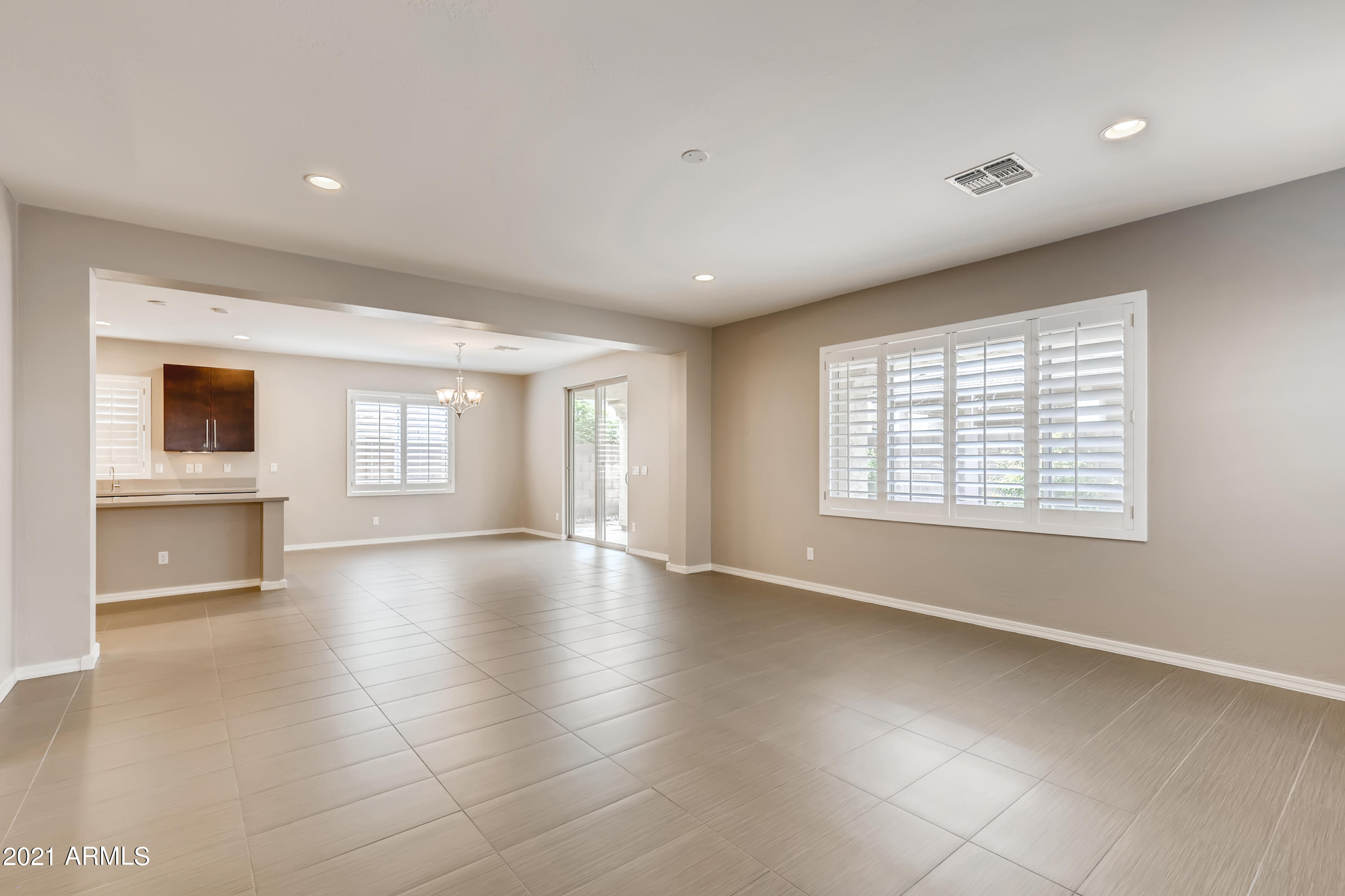 2991 East Megan Street Gilbert, AZ 85295 - Photo 6 of 33 6-085777203-14 Living Room