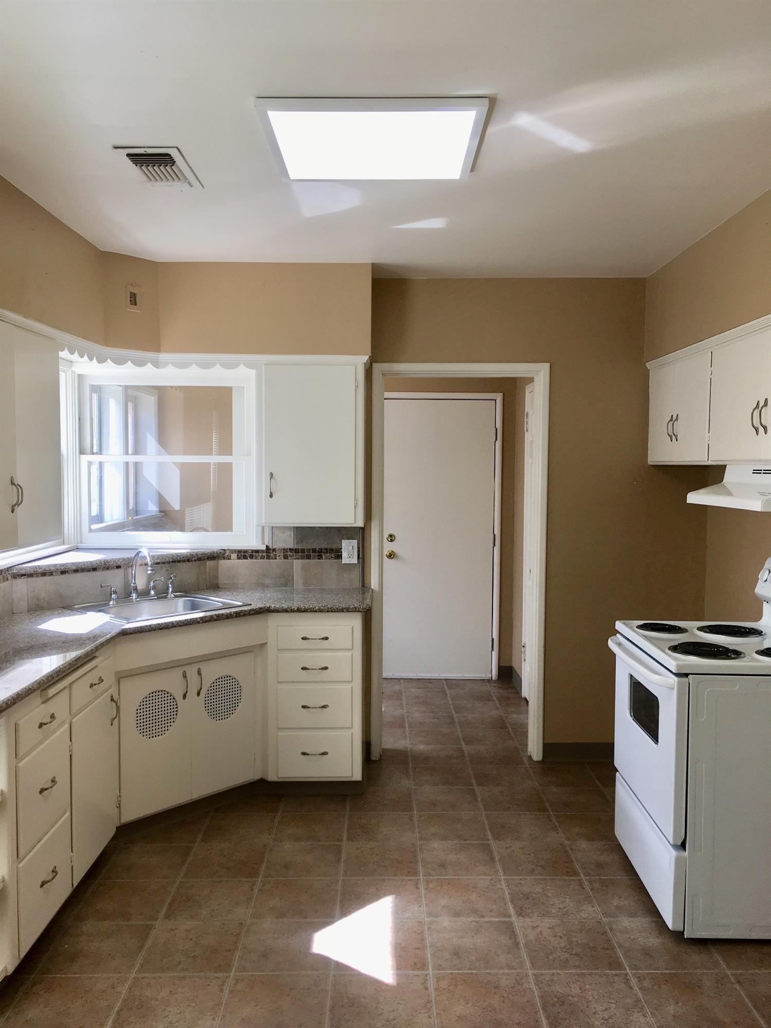 1429 F Street Reedley, CA 93654 - Photo 7 of 20