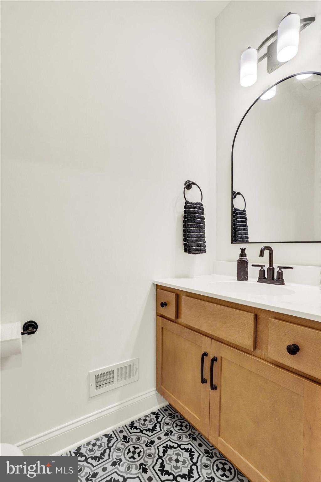 422 Springhouse Lane York, PA 17406 - Photo 28 of 54 Powder Room