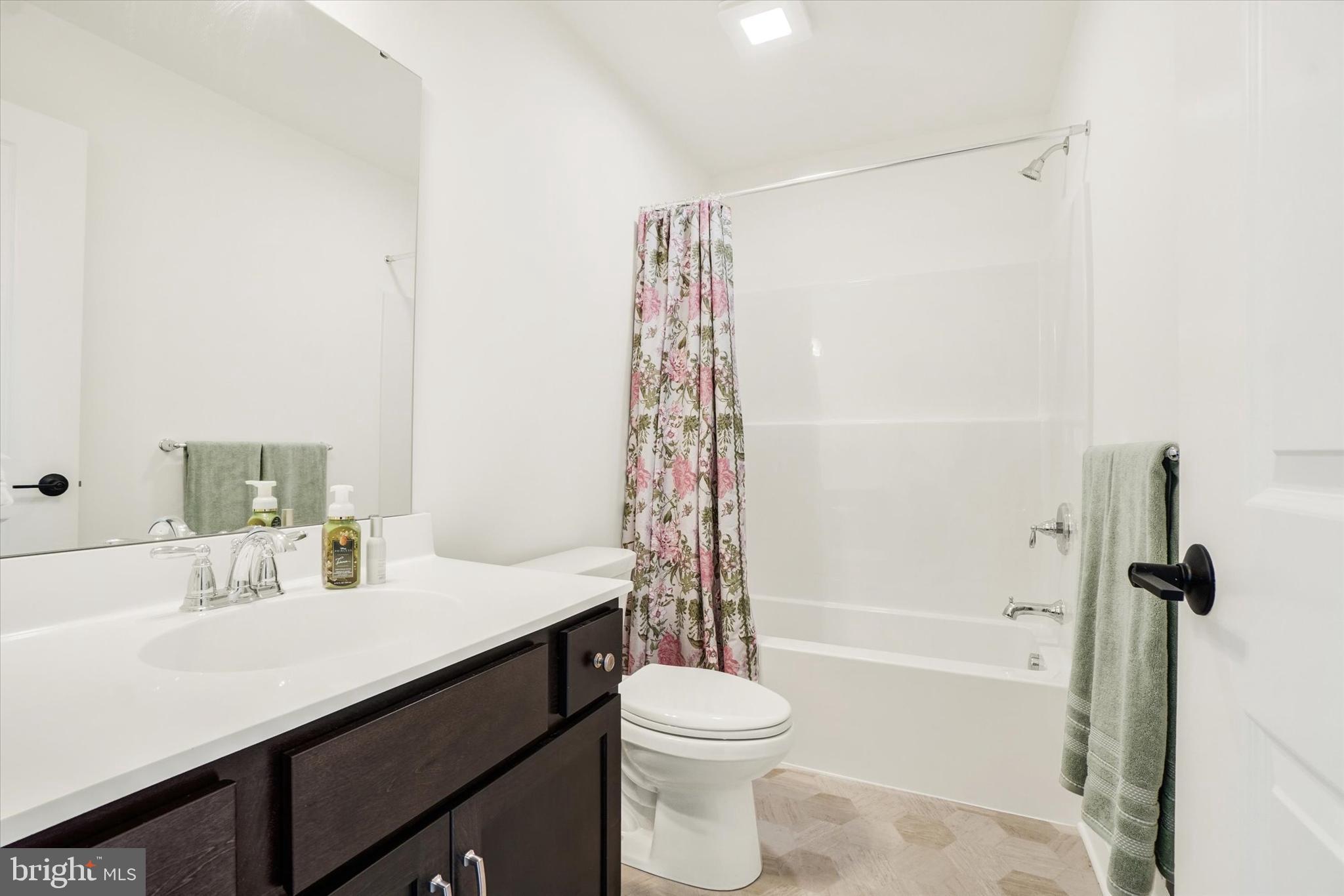 422 Springhouse Lane York, PA 17406 - Photo 39 of 52 Bedroom #3 Full Bath