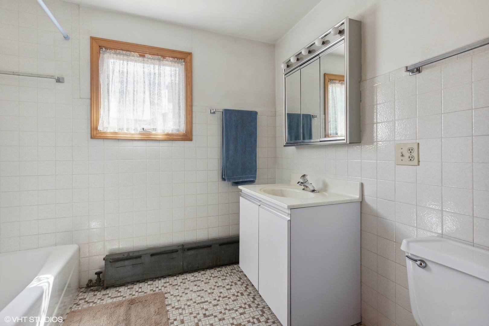 2836 West Eastwood Avenue Chicago, IL 60625 - Photo 17 of 28 a bathroom with a sink a toilet and vanity