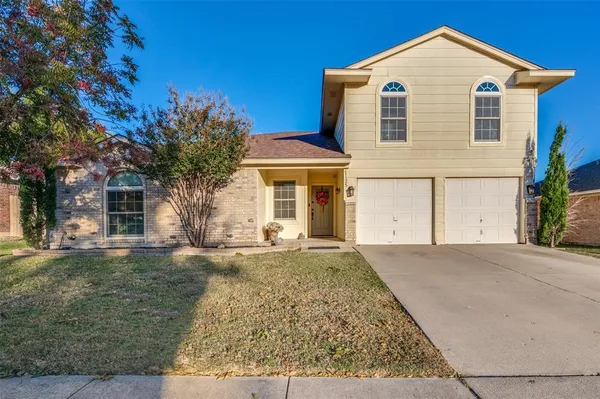 $329,900 | 7125 Woodhinge Drive, Benbrook, TX 76126