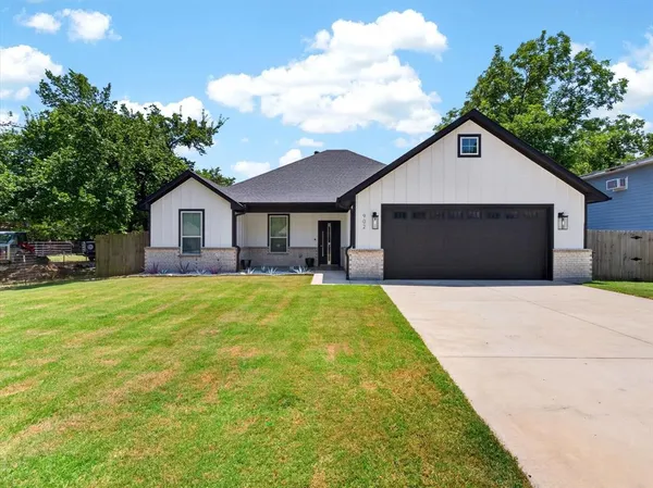 $450,000 | 902 North Main Street, Tioga, TX 76271