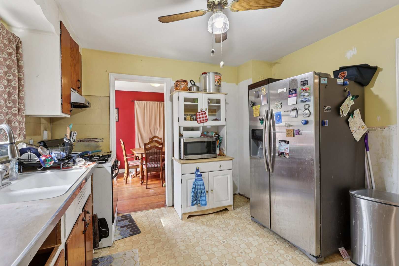136 Hubbard Court Wauconda, IL 60084 - Photo 15 of 35 a view of a kitchen and a living room