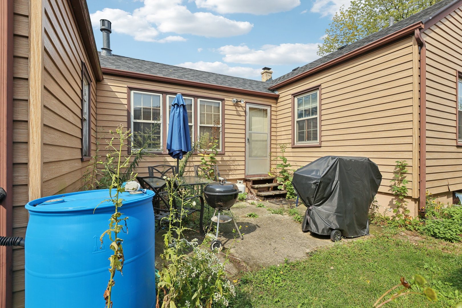 136 Hubbard Court Wauconda, IL 60084 - Photo 30 of 35 a view of outdoor seating area with furniture