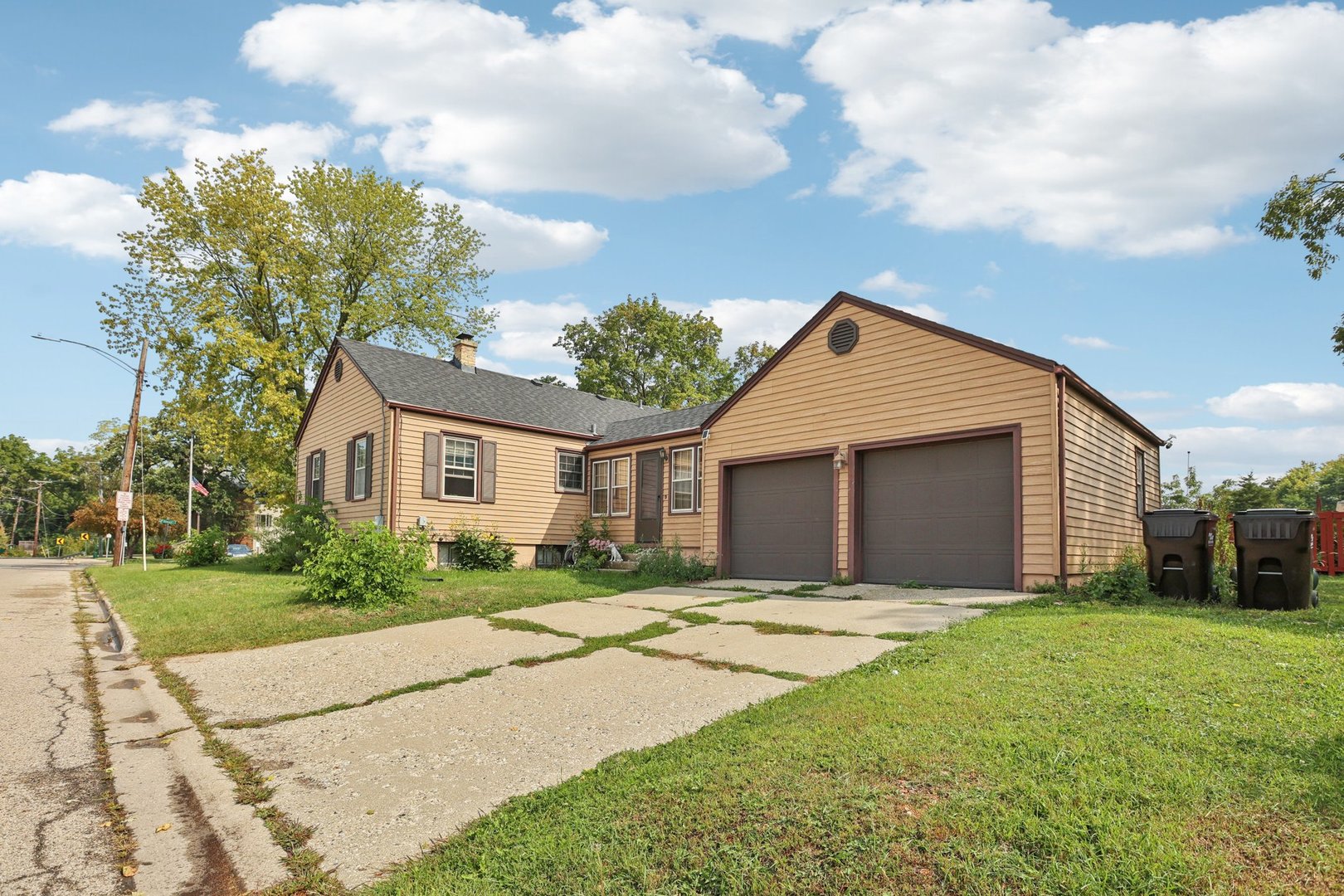 136 Hubbard Court Wauconda, IL 60084 - Photo 5 of 35 a front view of house with yard and green space