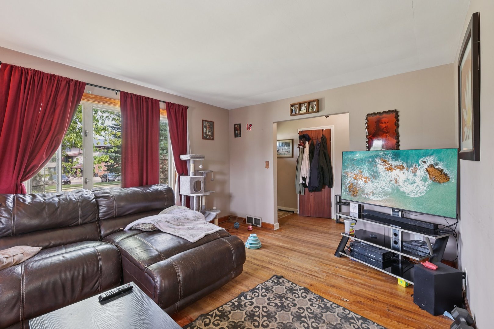 136 Hubbard Court Wauconda, IL 60084 - Photo 10 of 35 a living room with furniture and a flat screen tv