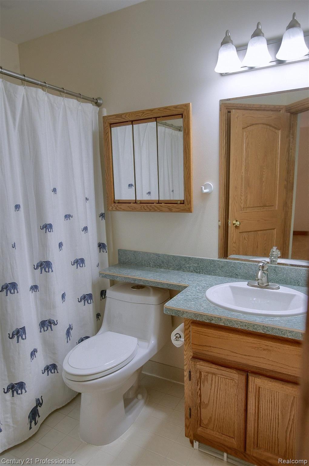 2403 Rochelle Park Drive Rochester, MI 48309 - Photo 24 of 30 24-Bathroom.jpg