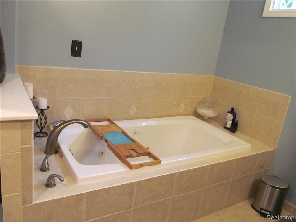 20132 Hickory Ridge Road Holly, MI 48442 - Photo 12 of 91 Master bath jetted soaking tub