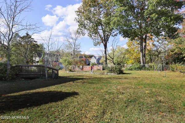 a view of yard with tree