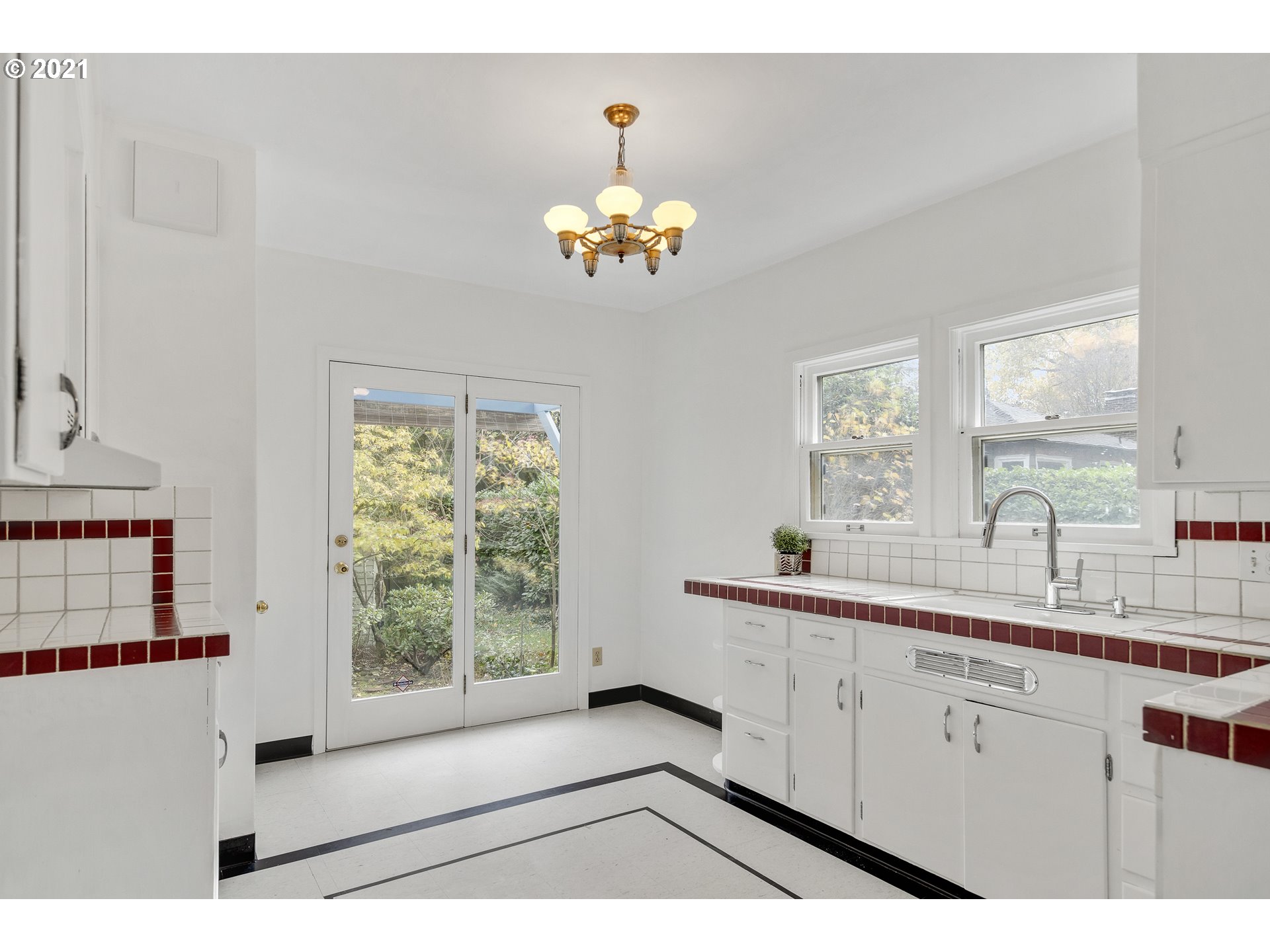 4611 Southwest Maplewood Road Portland, OR 97219 - Photo 11 of 29 Kitchen/Nook