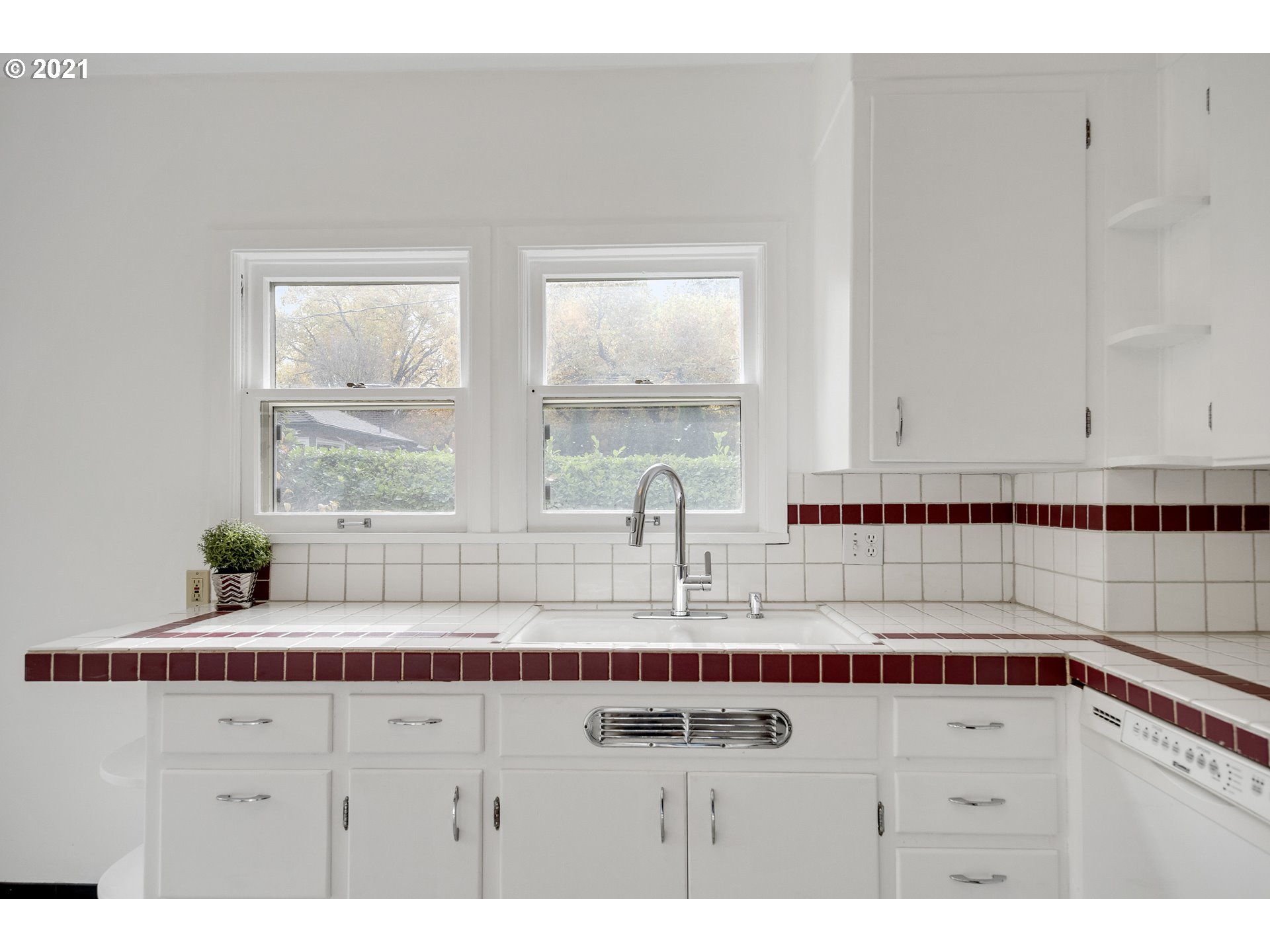 4611 Southwest Maplewood Road Portland, OR 97219 - Photo 12 of 29 Kitchen