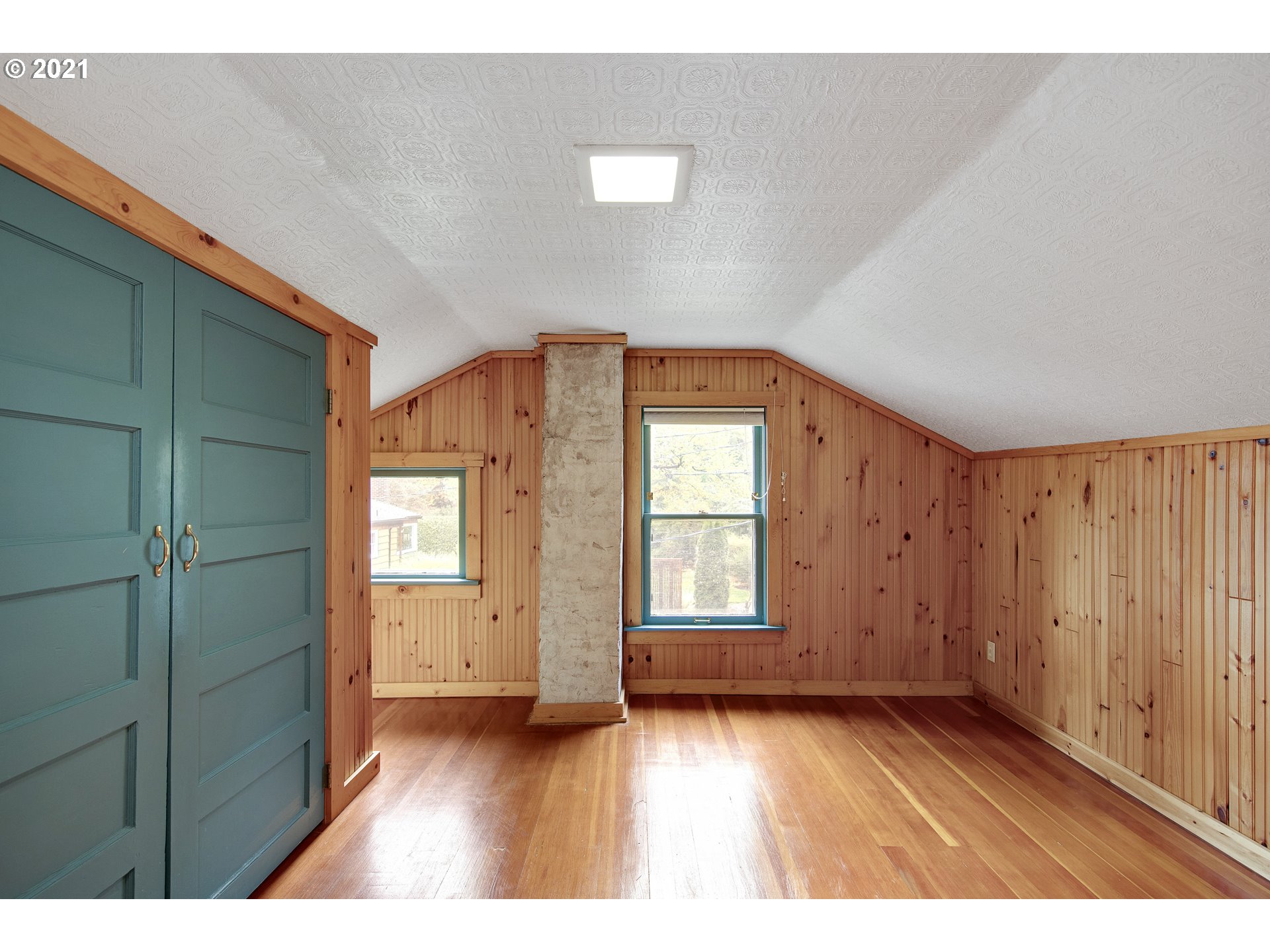 4611 Southwest Maplewood Road Portland, OR 97219 - Photo 18 of 29 Bedroom
