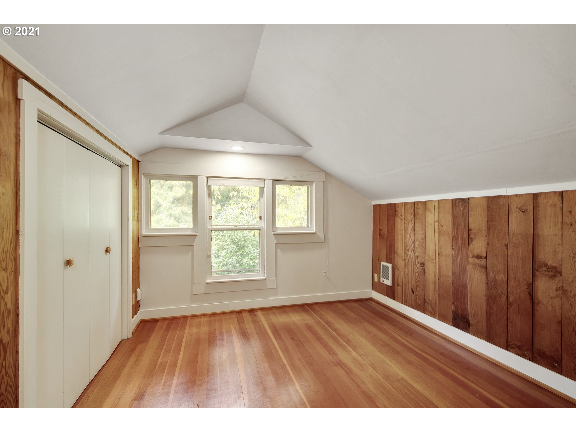 4611 Southwest Maplewood Road Portland, OR 97219 - Photo 19 of 29 Bedroom