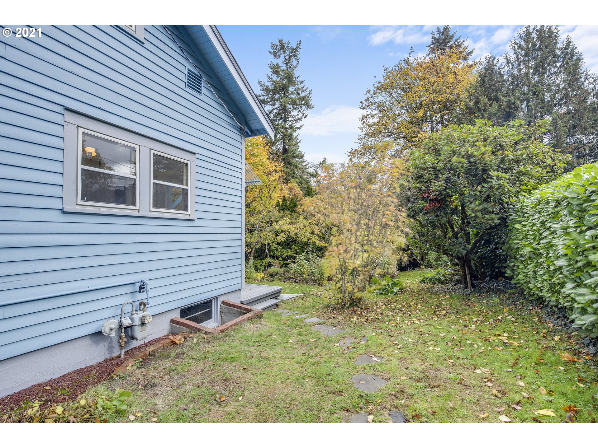 4611 Southwest Maplewood Road Portland, OR 97219 - Photo 22 of 29 Yard