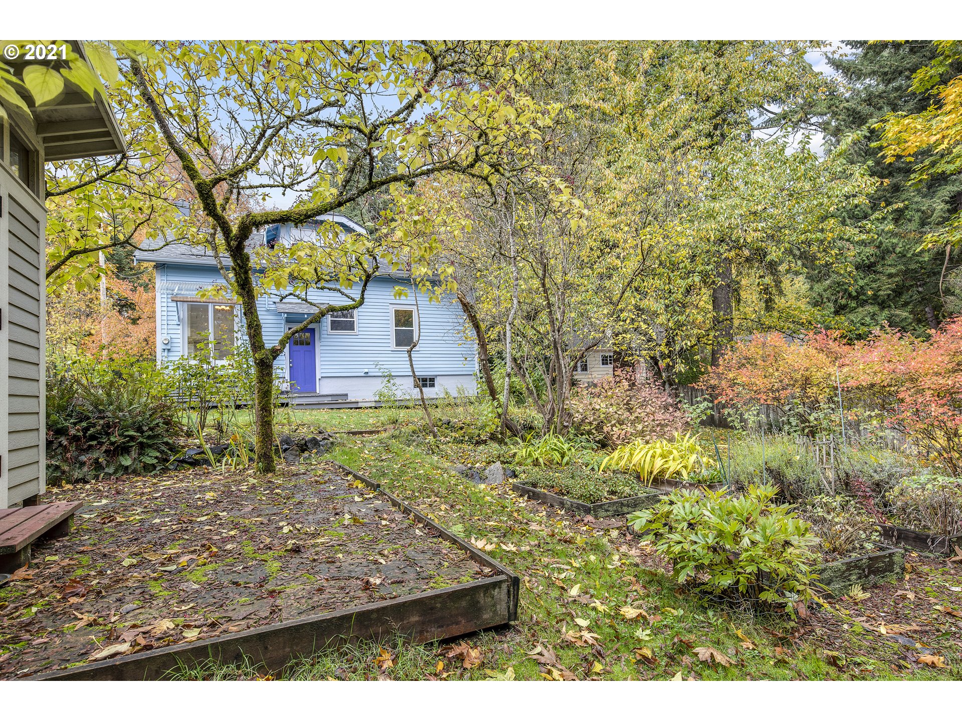 4611 Southwest Maplewood Road Portland, OR 97219 - Photo 26 of 29 Yard