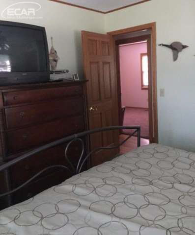 4423 Van Slyke Road Flint, MI 48507 - Photo 9 of 18 21189592-8.JPG