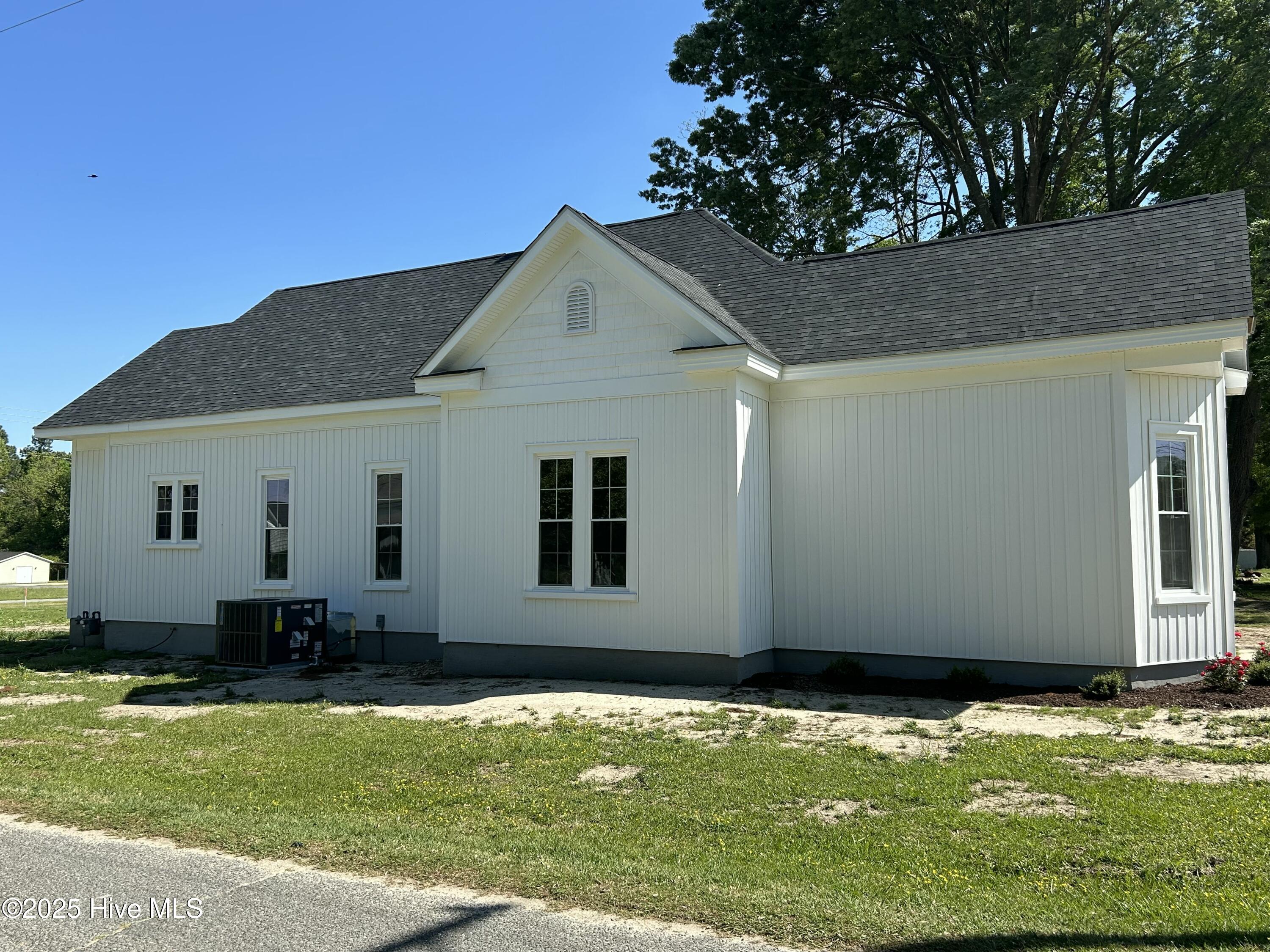212 North Hill Street Faison, NC 28341 - Photo 20 of 25 Side left
