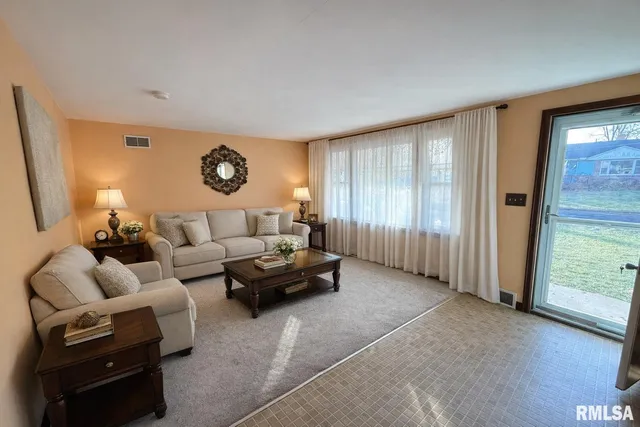 $156,700 | 617 East Eureka Avenue, Eureka, IL 61530