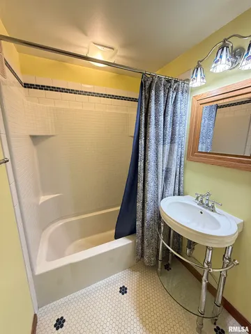 $156,700 | 617 East Eureka Avenue, Eureka, IL 61530