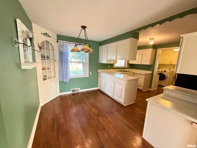 $156,700 | 617 East Eureka Avenue, Eureka, IL 61530