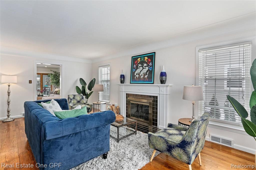1094 Roslyn Road Grosse Pointe Woods, MI 48236 - Photo 2 of 41