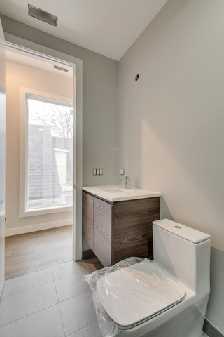 2042 West Rice Street, Unit 3 Chicago, IL 60622 - Photo 7 of 19 a bathroom with a toilet sink and tub