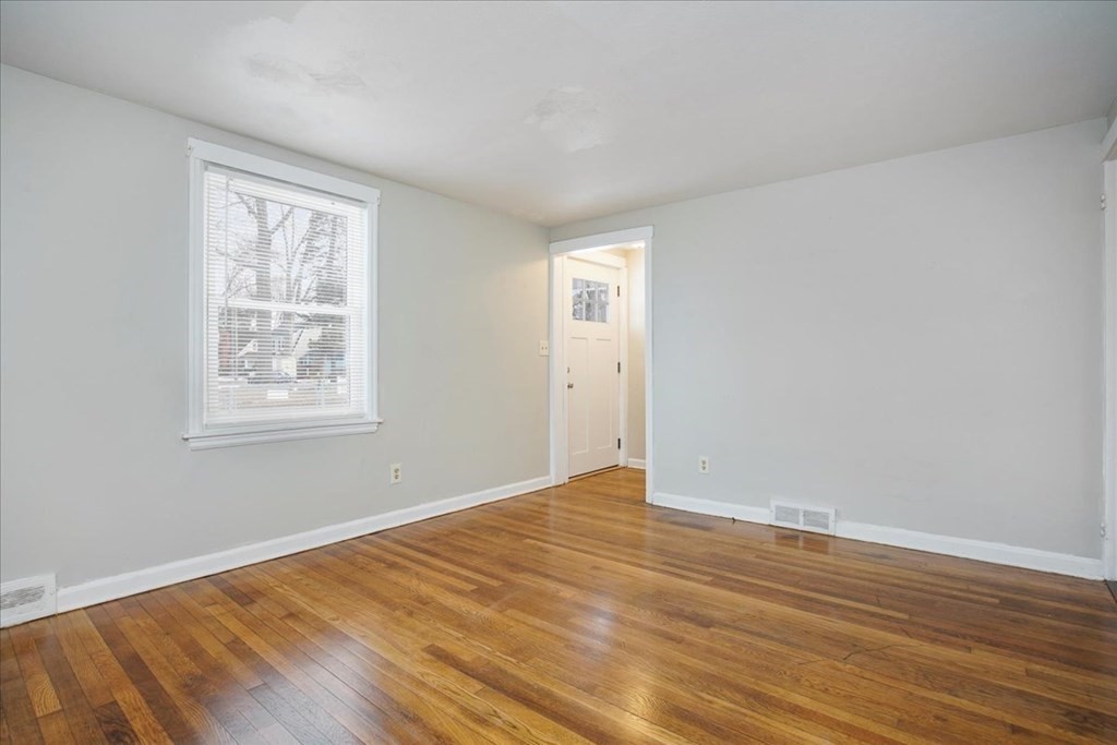 396 Allen Street Springfield, MA 01118 - Photo 5 of 28