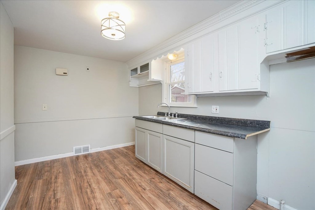 396 Allen Street Springfield, MA 01118 - Photo 9 of 28