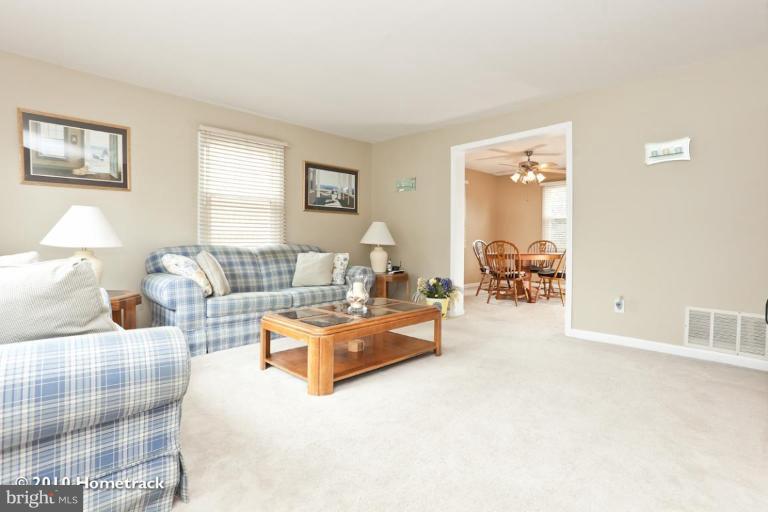 8423 Kings Ridge Road Parkville, MD 21234 - Photo 4 of 21 a living room with furniture and a lamp