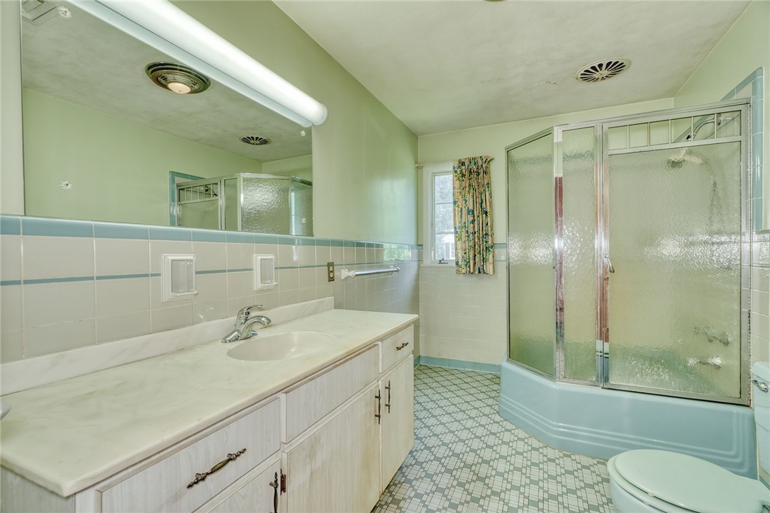 492 Drumm Road Webster, NY 14580 - Photo 25 of 48 MAIN BATHROOM WITH TUB-SHOWER ENCLOSURE