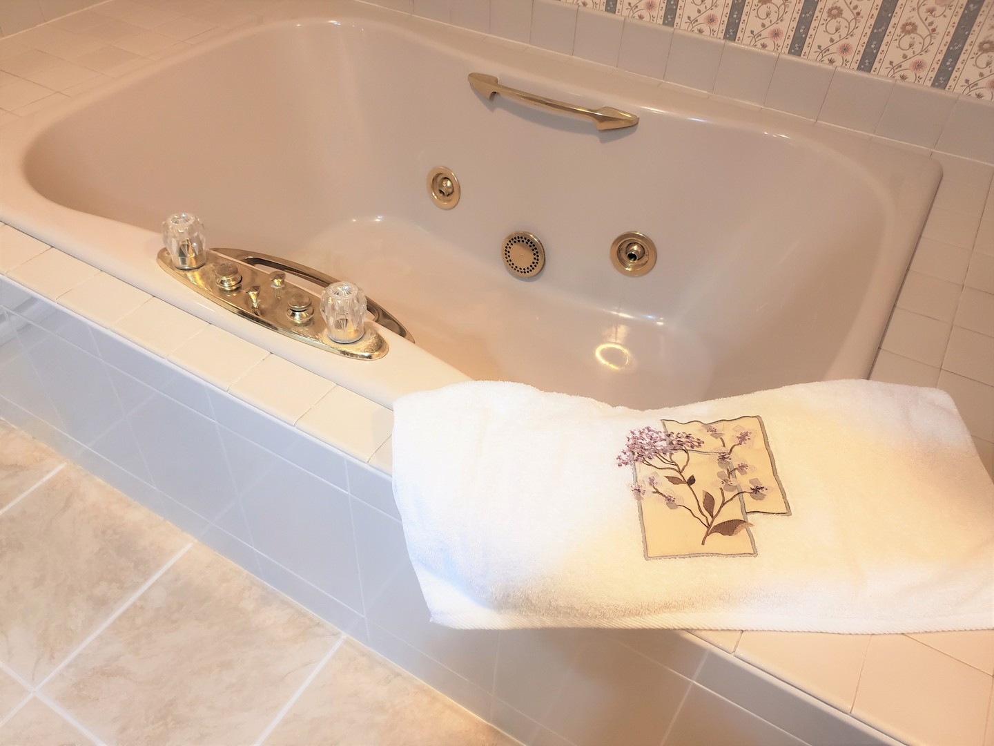 1013 Galen Drive Champaign, IL 61821 - Photo 43 of 68 a bathroom with a bathtub