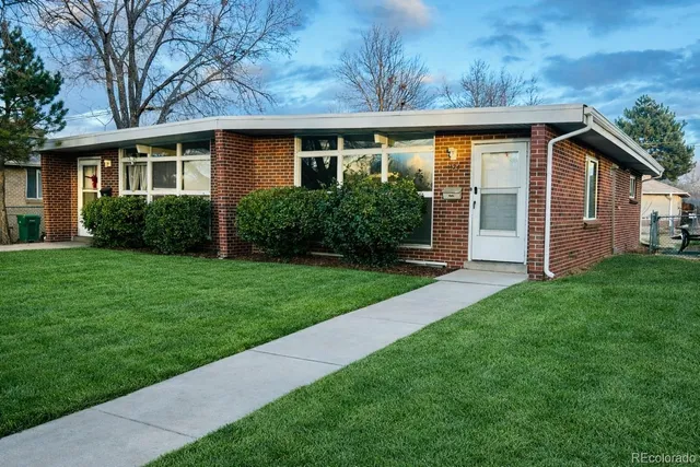 a view of a house with a yard