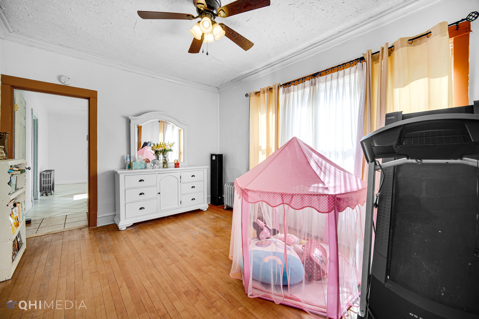 8417 South Manistee Avenue Chicago, IL 60617 - Photo 17 of 25 a living room with a bed and a dresser