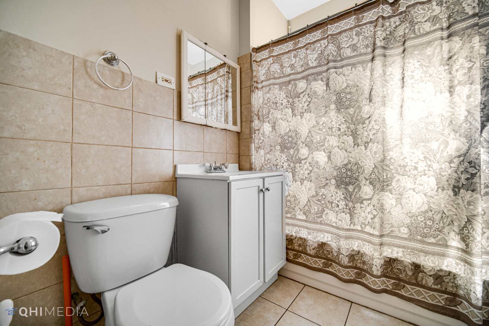 8417 South Manistee Avenue Chicago, IL 60617 - Photo 9 of 25 a bathroom with a toilet and shower