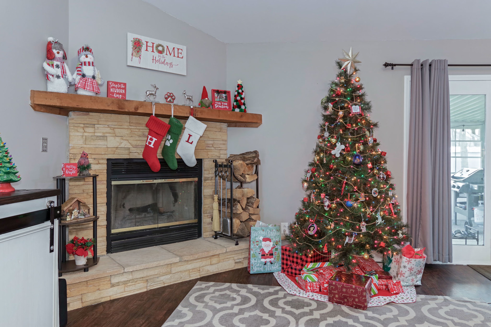 319 West Cermak Road Braidwood, IL 60408 - Photo 5 of 32 a living room with furniture and a fireplace