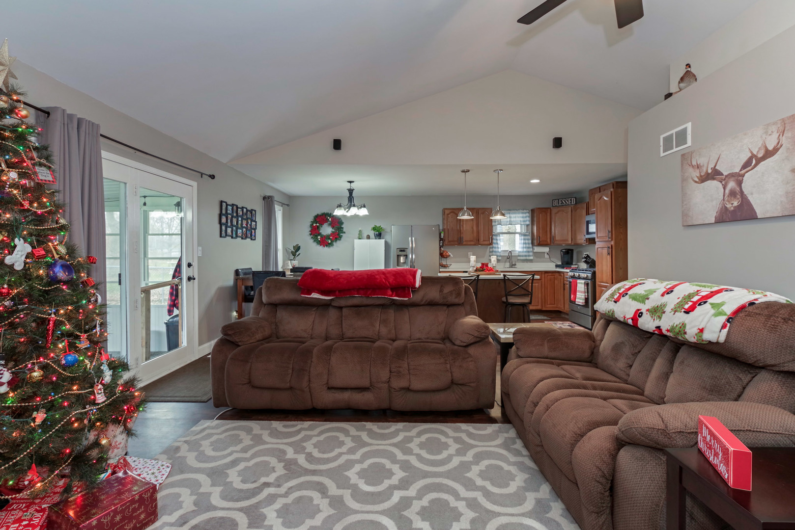 319 West Cermak Road Braidwood, IL 60408 - Photo 8 of 32 a living room with furniture and flowers
