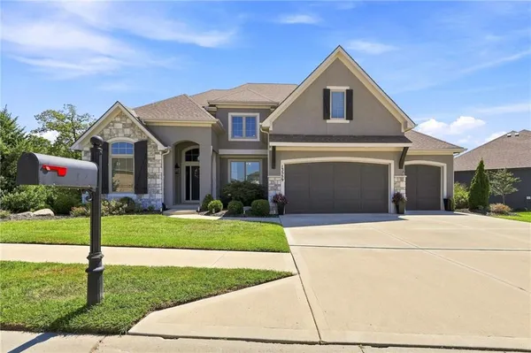 $800,000 | 13559 Terrace Park Drive, Parkville, MO 64152