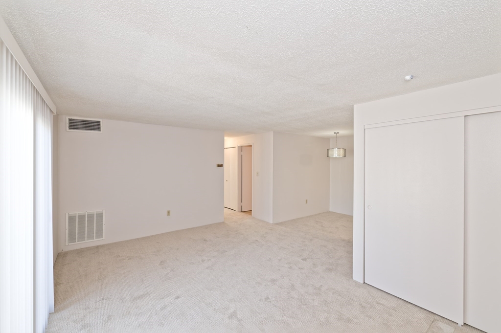 3 Post Oak Lane, Unit 9 Natick, MA 01760 - Photo 5 of 30 an empty room with an entryway