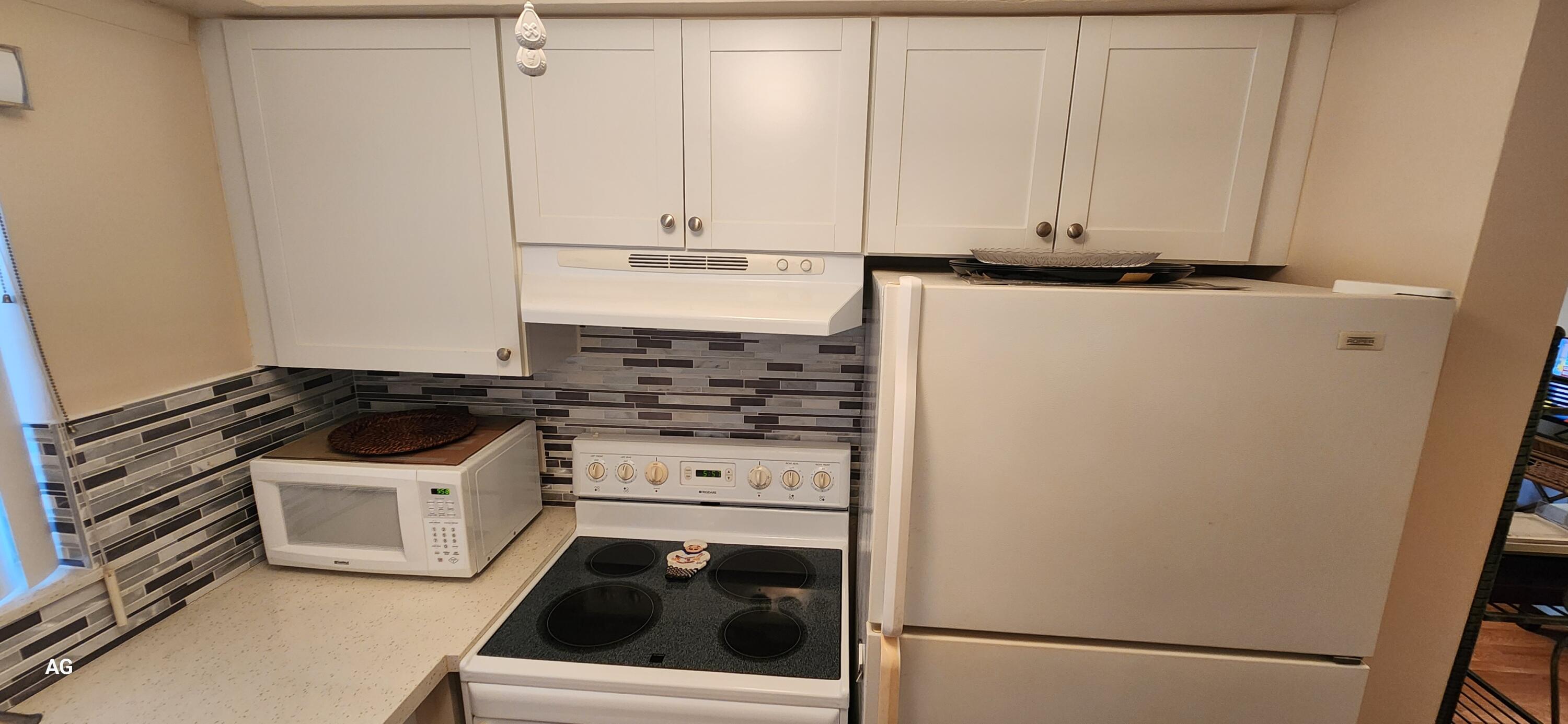 15 Southeast 13th Street, Unit D3 Boca Raton, FL 33432 - Photo 5 of 36 Kitchen appliances