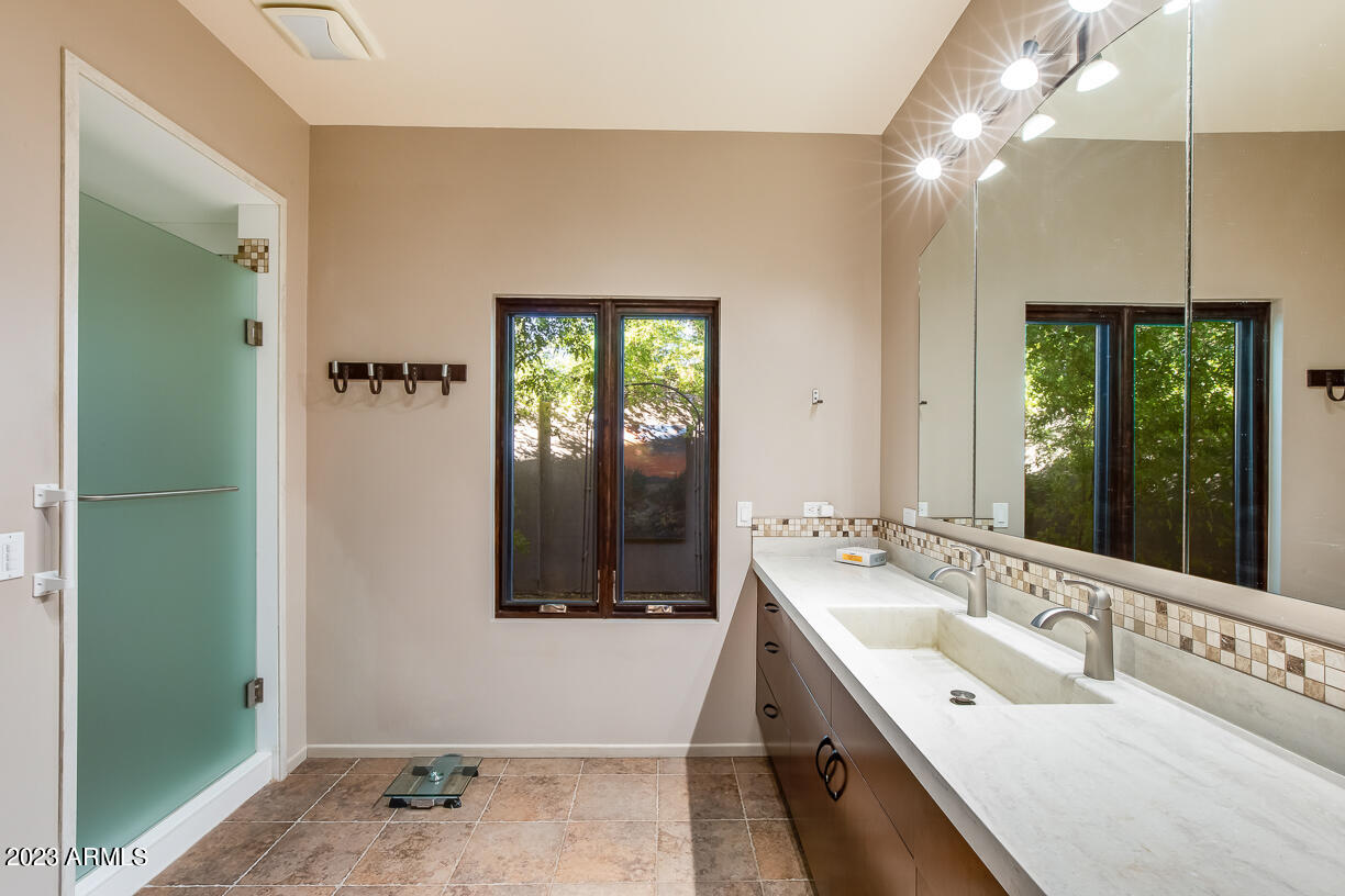 6121 North 3rd Street Phoenix, AZ 85012 - Photo 22 of 35 Primary bathroom