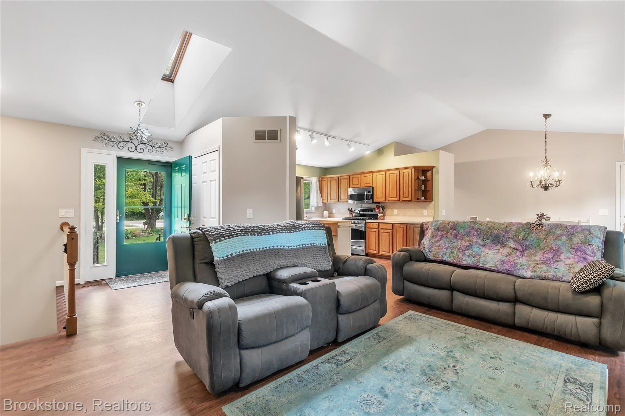 451 John R Road Rochester, MI 48307 - Photo 4 of 25 07-451 John R Rd-WindowStill-Real-E.jpg