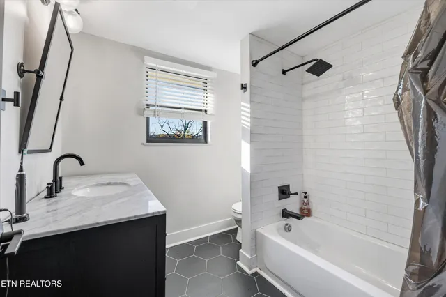 $600,000 | 7931 Dry Valley Road, Loudon, TN 37774