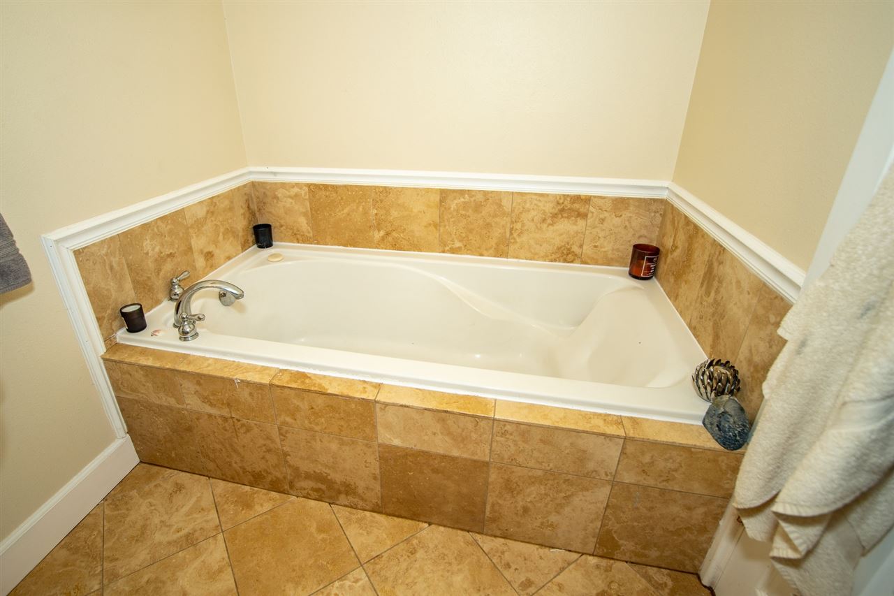 180 Waiakoa Road Kula, HI 96790 - Photo 15 of 27 a bathroom with a bathtub