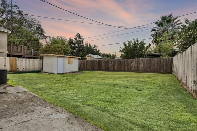 a view of a backyard