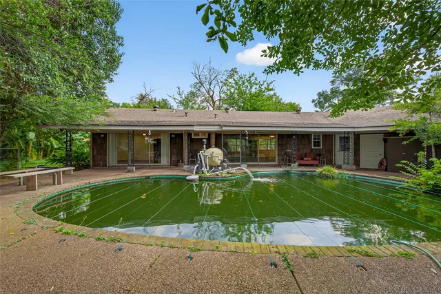 a view of street from a yard