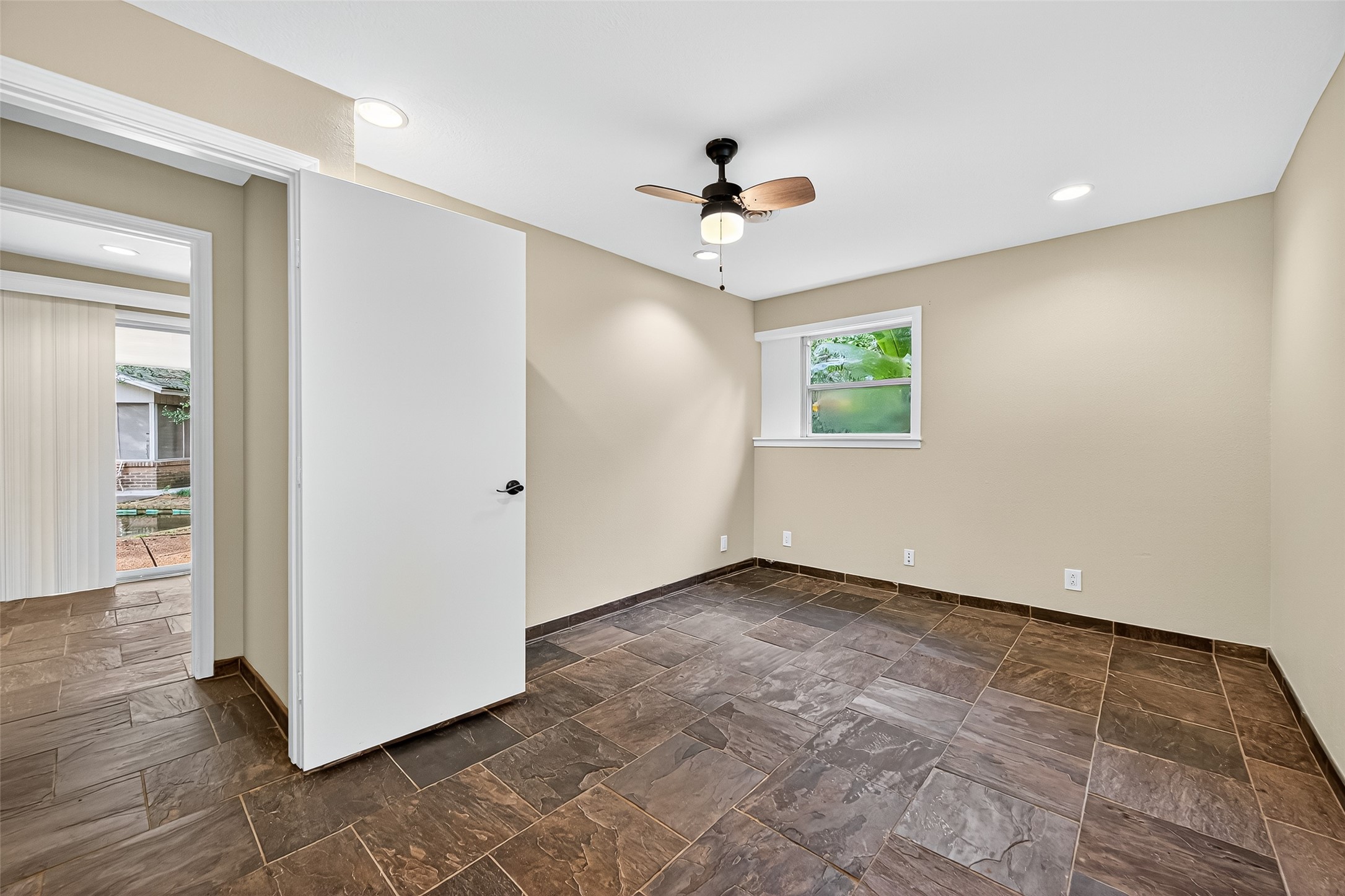 4628 Roseneath Drive, Unit A Houston, TX 77021 - Photo 5 of 15 Bedroom 1 with walk in closet.