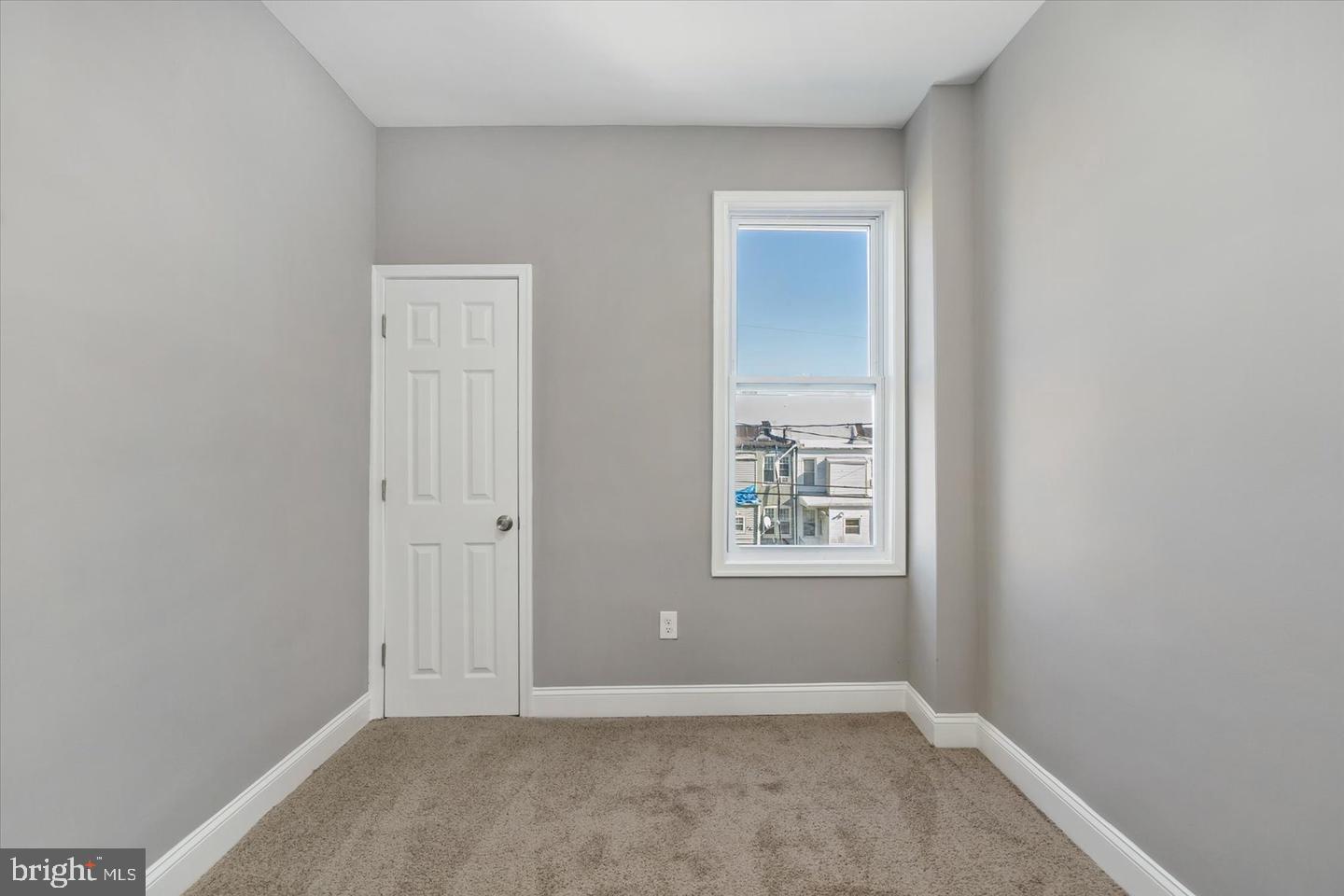 327 Lyndhurst Street Baltimore, MD 21229 - Photo 27 of 44 an empty room with windows