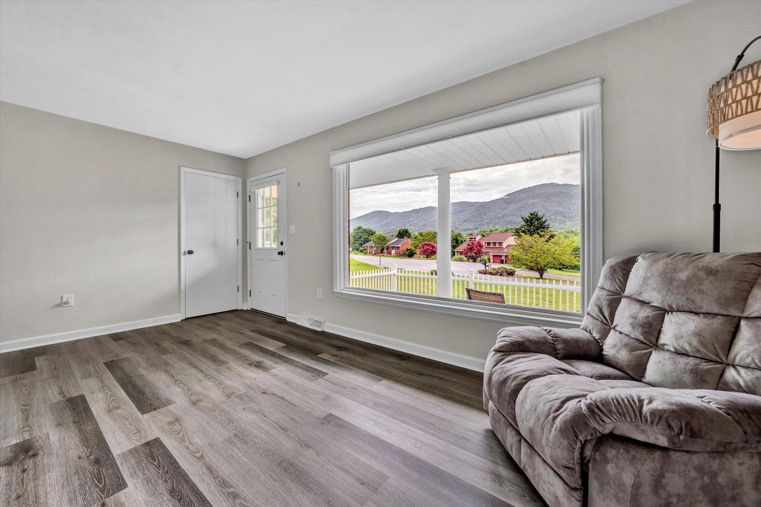 4604 Phyllis Road Northeast Roanoke, VA 24012 - Photo 4 of 44 09-072320240002